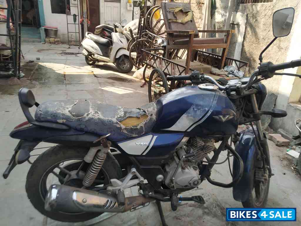 Bajaj V15