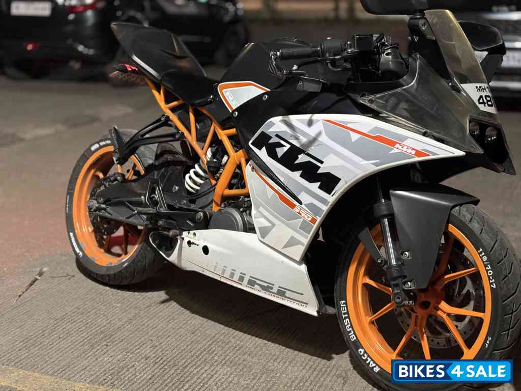 White KTM RC 390