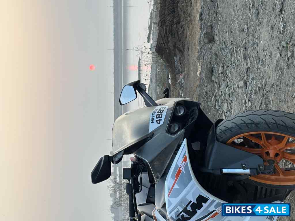 White KTM RC 390