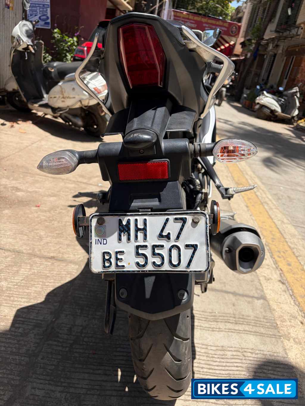 White Matallic C Yamaha R15M