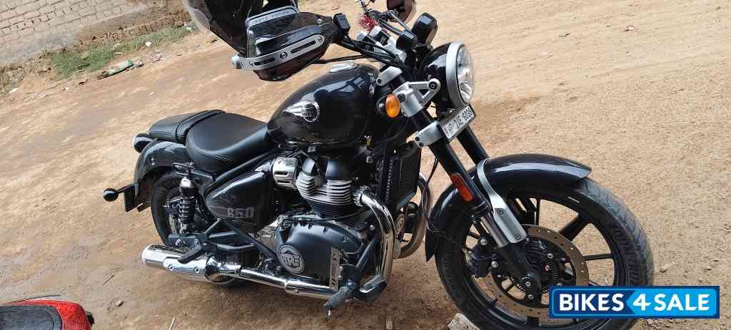 Black Royal Enfield Super Meteor 650
