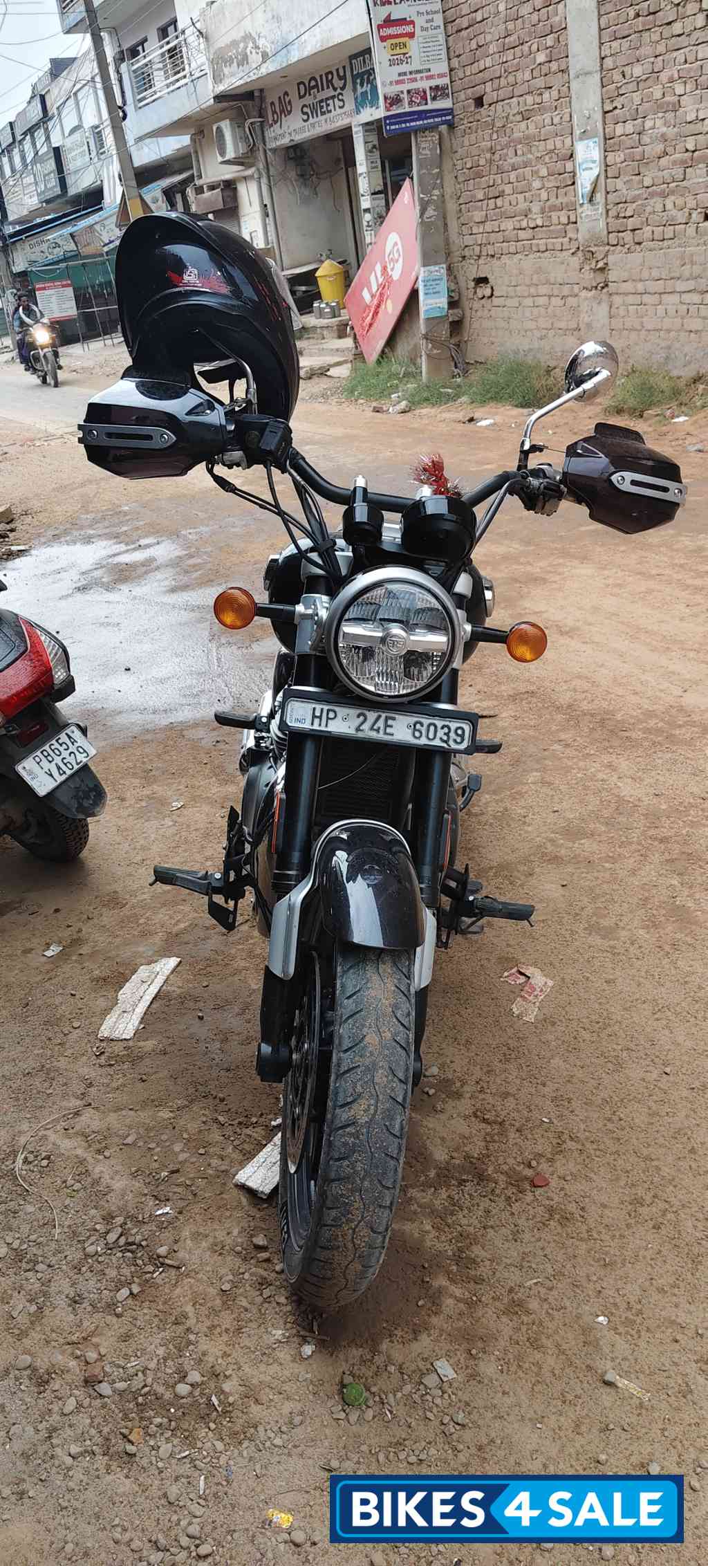 Black Royal Enfield Super Meteor 650