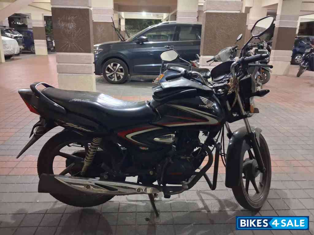 Black Honda Shine 125