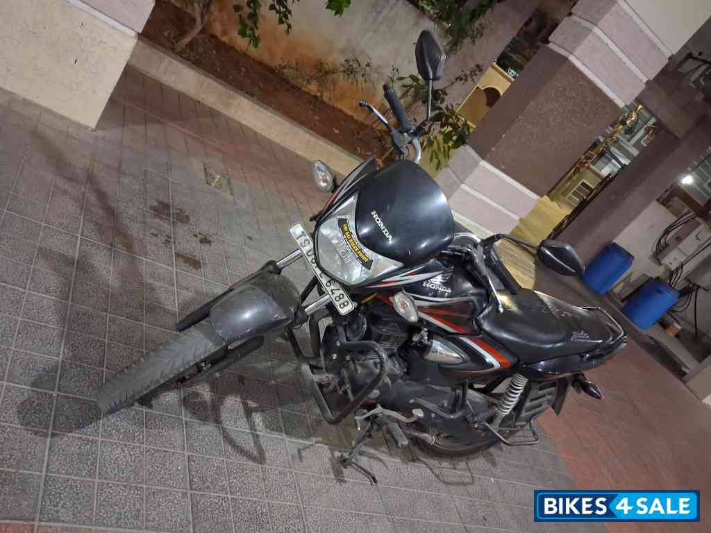 Black Honda Shine 125