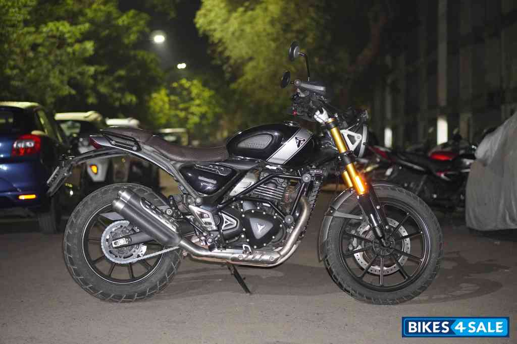 Phantom Black Triumph Scrambler 400 X