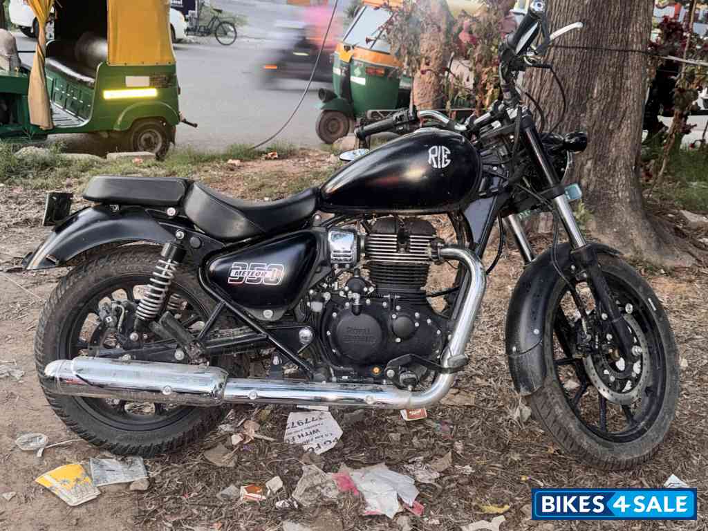 Stellar Black Royal Enfield Meteor 350 Stellar