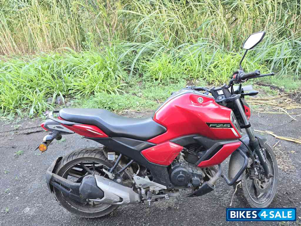 Red Yamaha FZ-S FI V3