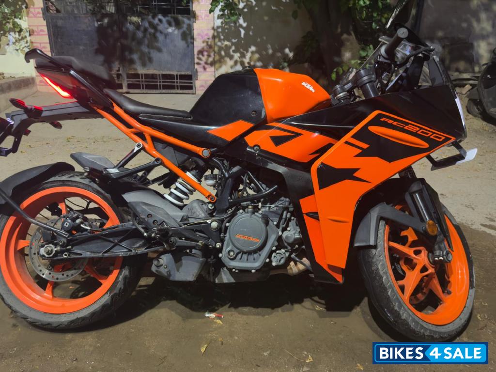 Ebony Black (met) KTM RC 200
