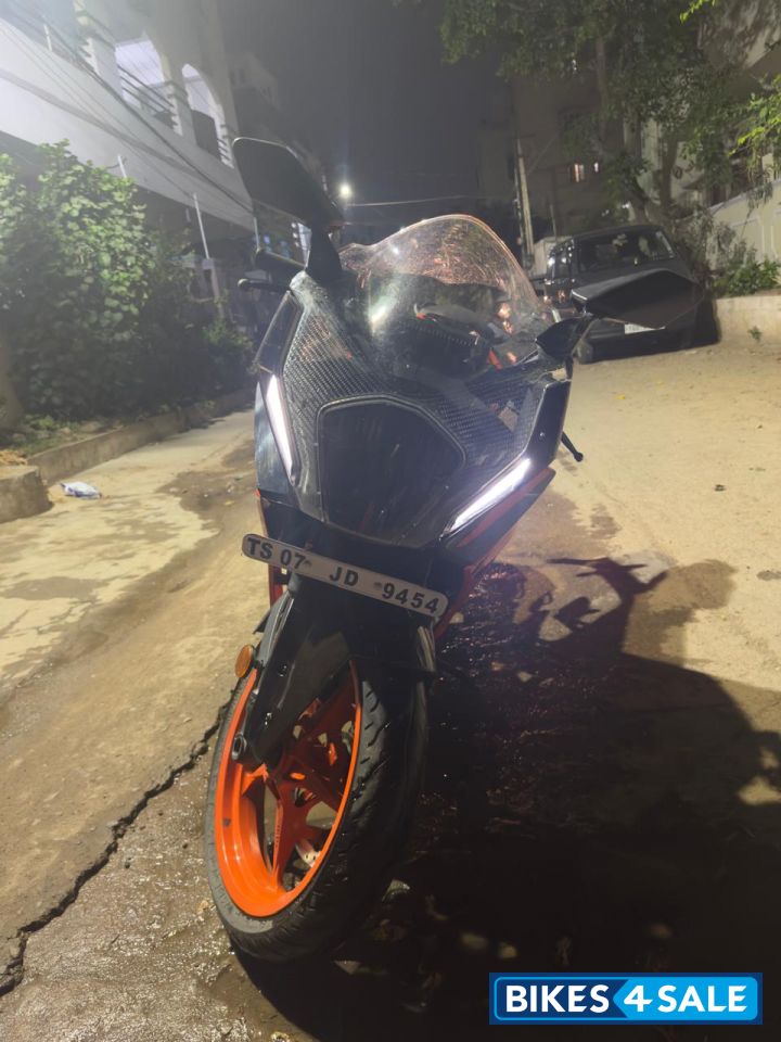 Ebony Black (met) KTM RC 200