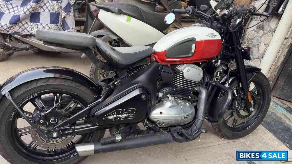 Jasper Red Jawa 42 Bobber Dual Channel ABS