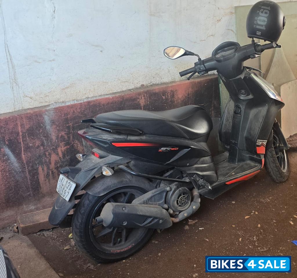 Aprilia SR 160 Carbon ABS