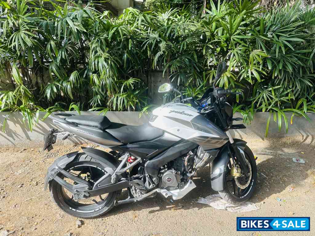 White Bajaj Pulsar NS200