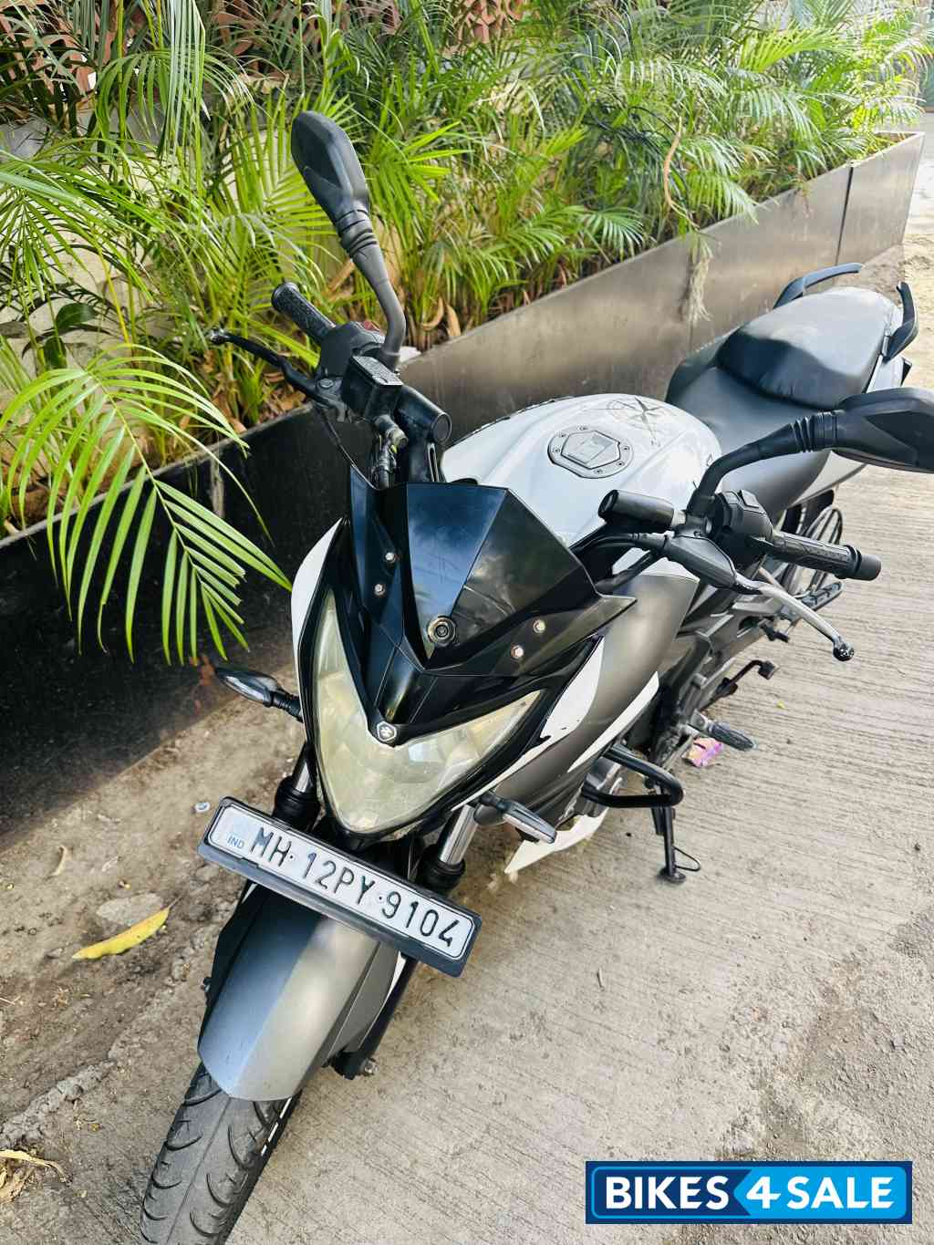White Bajaj Pulsar NS200