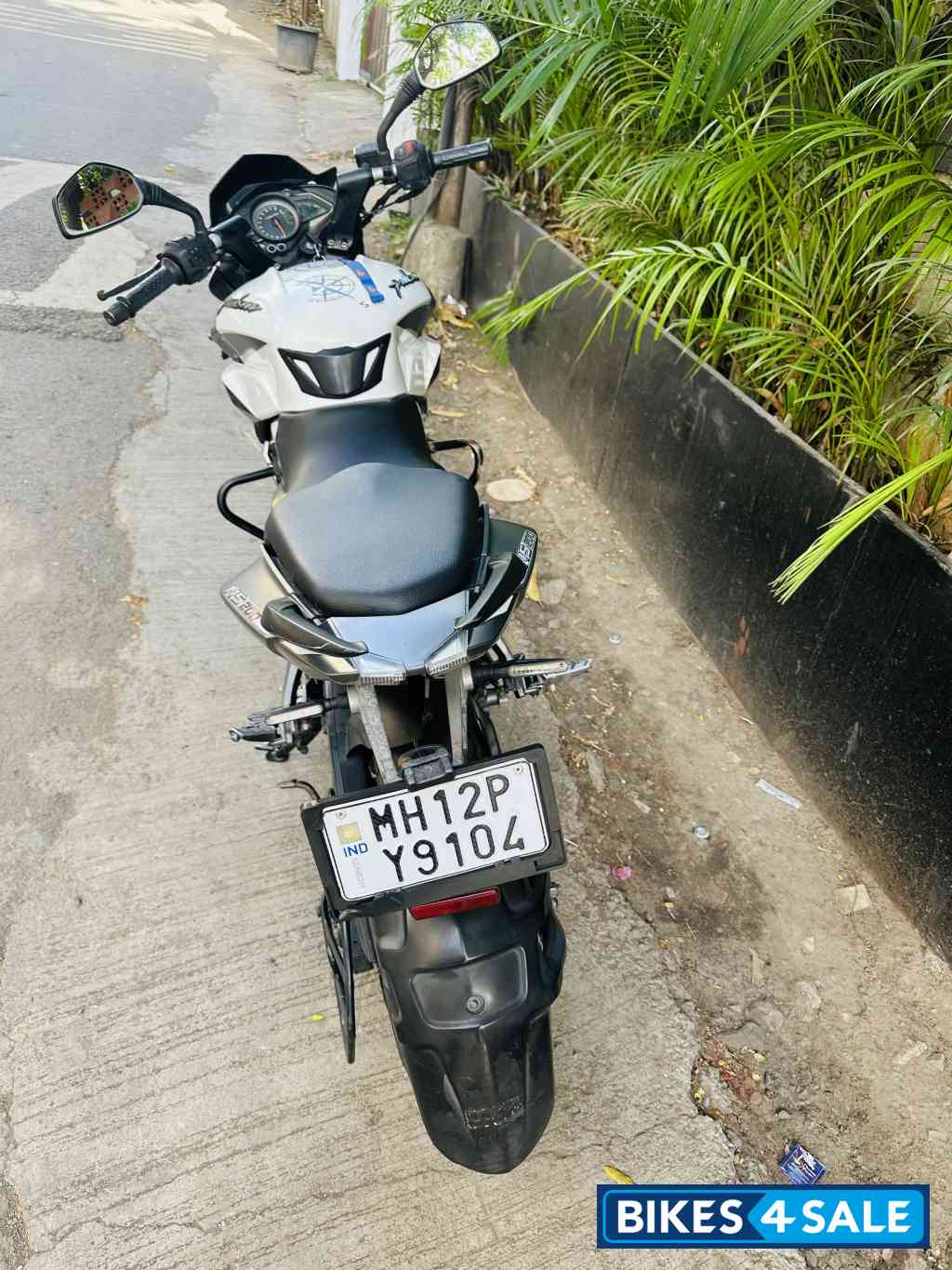 White Bajaj Pulsar NS200