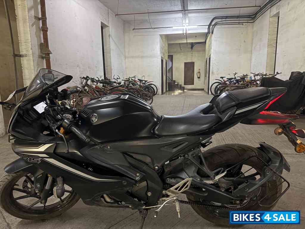 Black Yamaha R15 V4