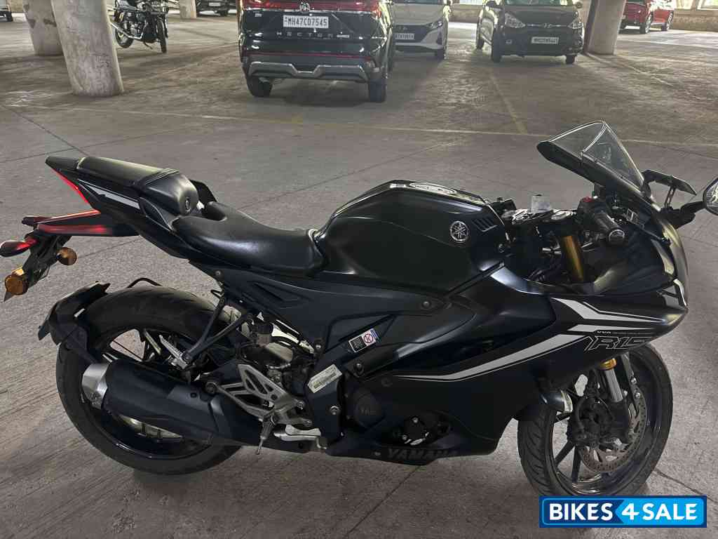 Black Yamaha R15 V4