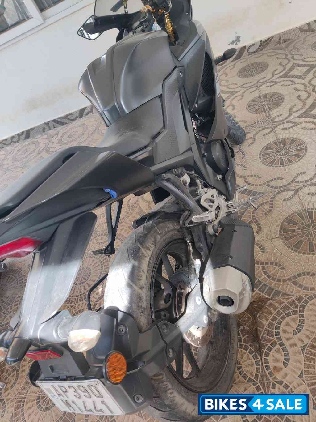 Mette Black Yamaha YZF R15 S