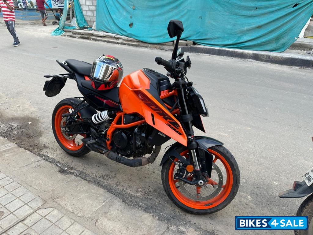 Orange KTM Duke 390 2024