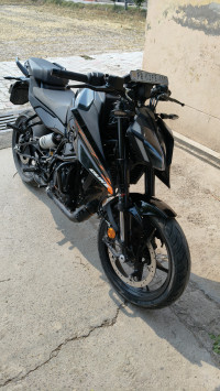 Ebony Black KTM Duke 250 2025