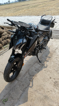 Ebony Black KTM Duke 250 2025