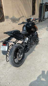 Ebony Black KTM Duke 250 2025