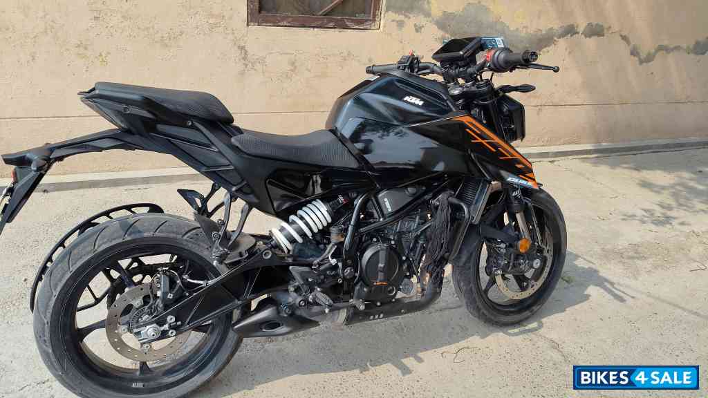 Ebony Black KTM Duke 250 2025