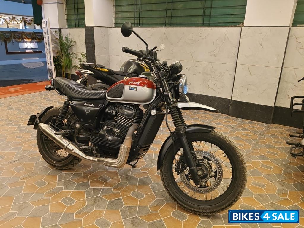 Yezdi Scrambler Dual Tone