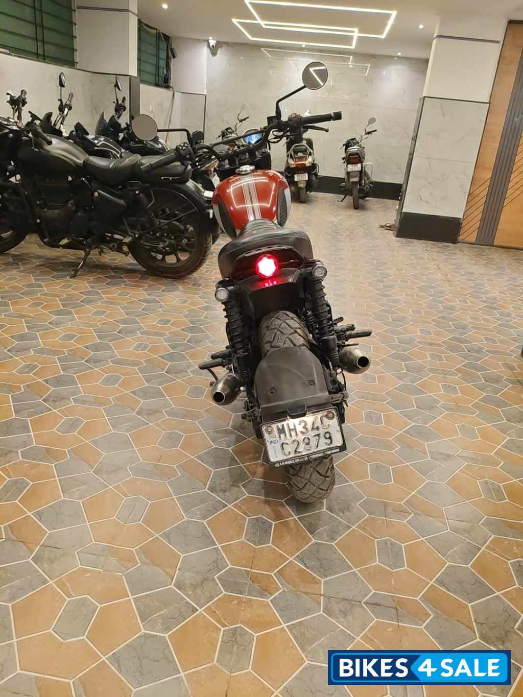 Yezdi Scrambler Dual Tone
