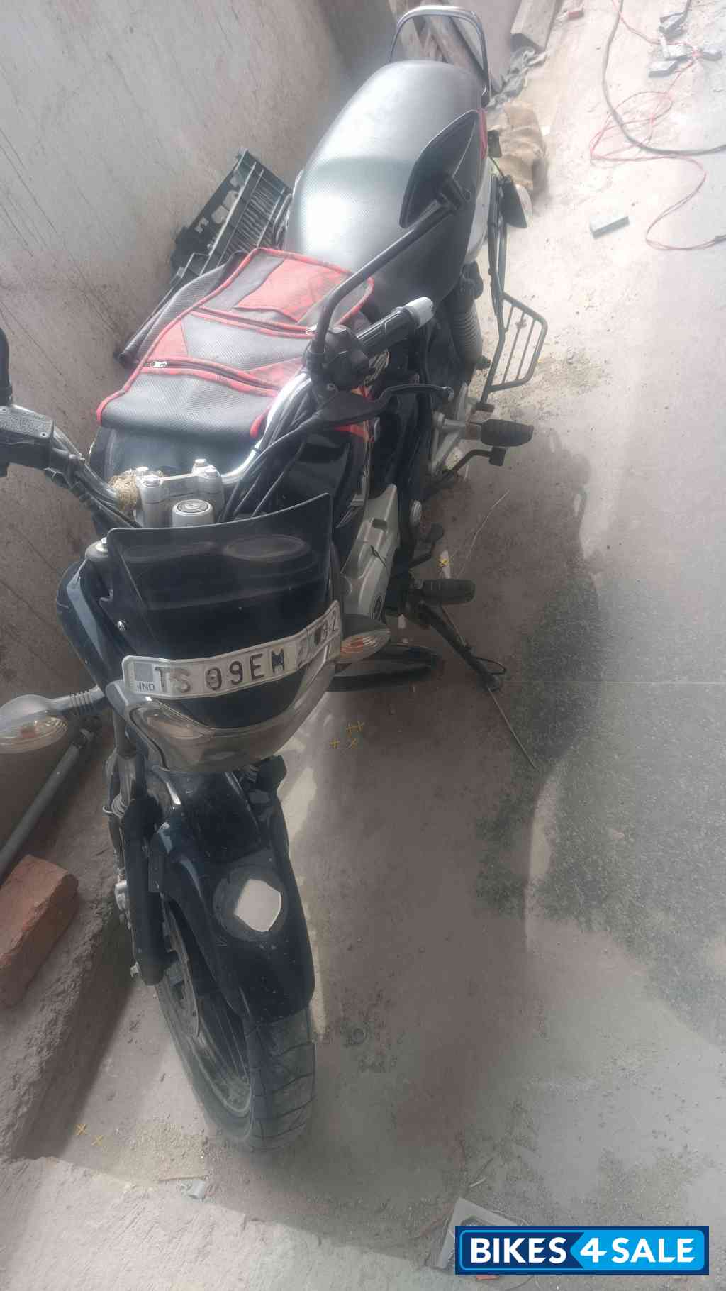 Bajaj V15