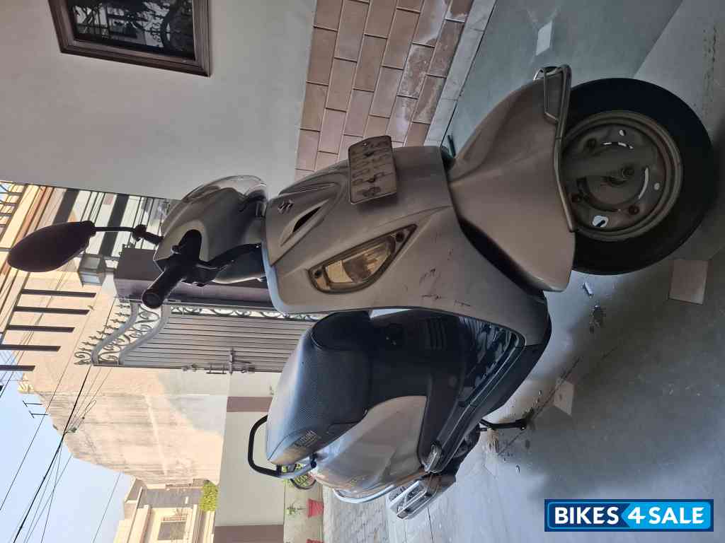 Met Silver Suzuki Access 125