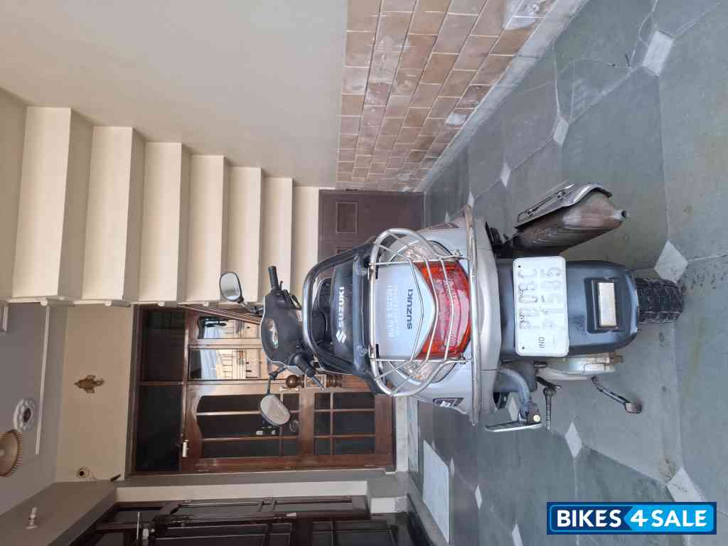 Met Silver Suzuki Access 125