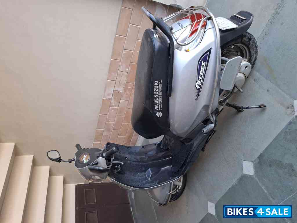 Met Silver Suzuki Access 125