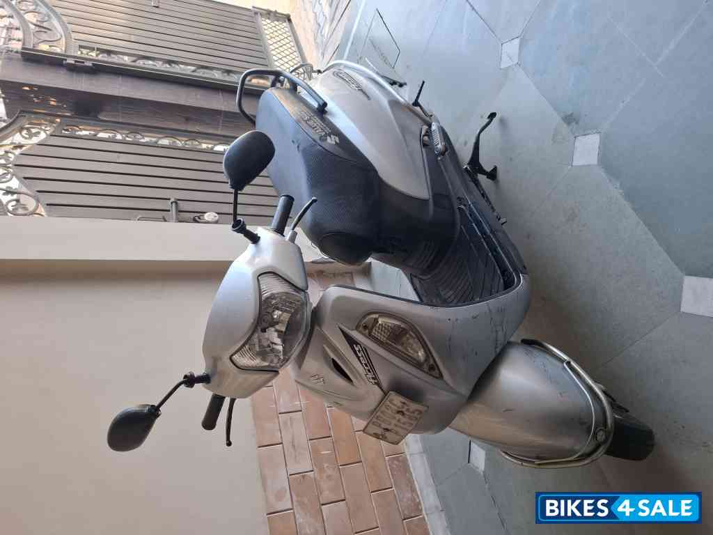 Met Silver Suzuki Access 125