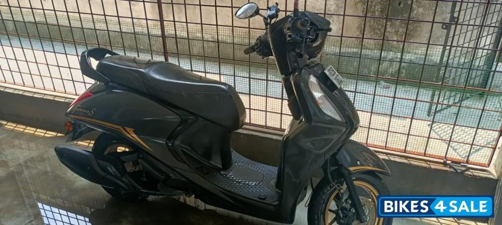 Black -golden Yamaha Fascino S