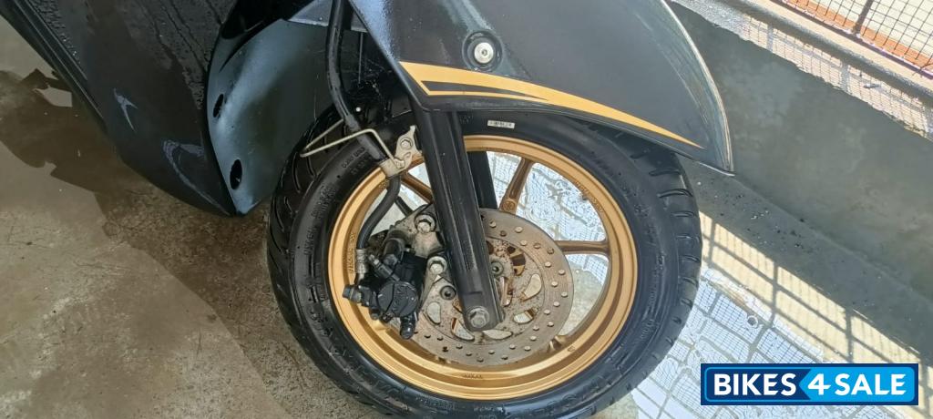 Black -golden Yamaha Fascino S