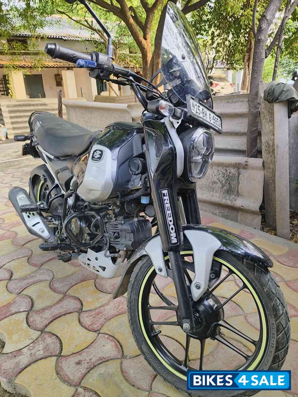 Ebony Black Gray Bajaj Freedom 125 NG04 Drum LED Ebony Black Gray Bajaj Freedom 125 NG04 Drum LED