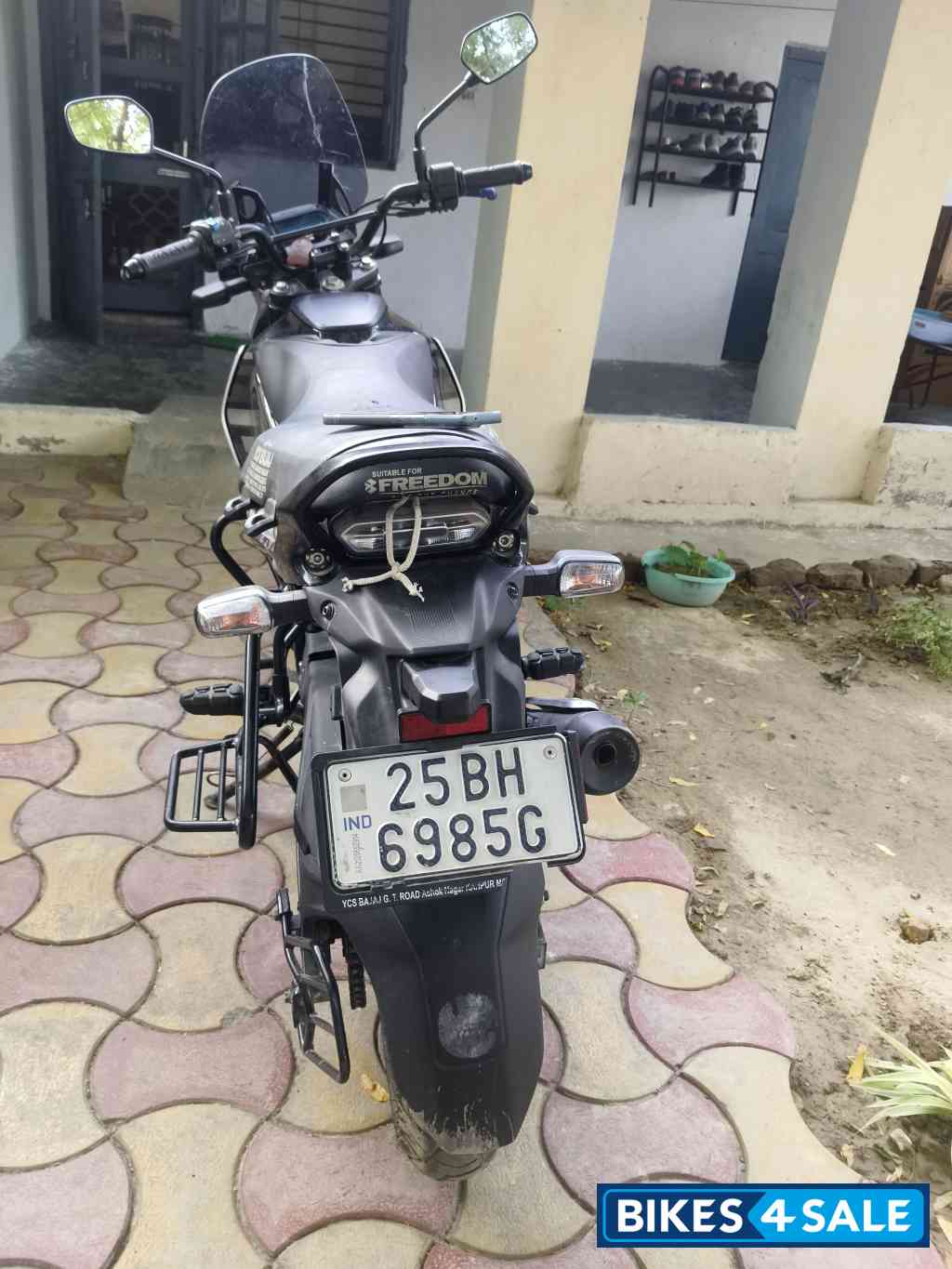 Ebony Black Gray Bajaj Freedom 125 NG04 Drum LED Ebony Black Gray Bajaj Freedom 125 NG04 Drum LED