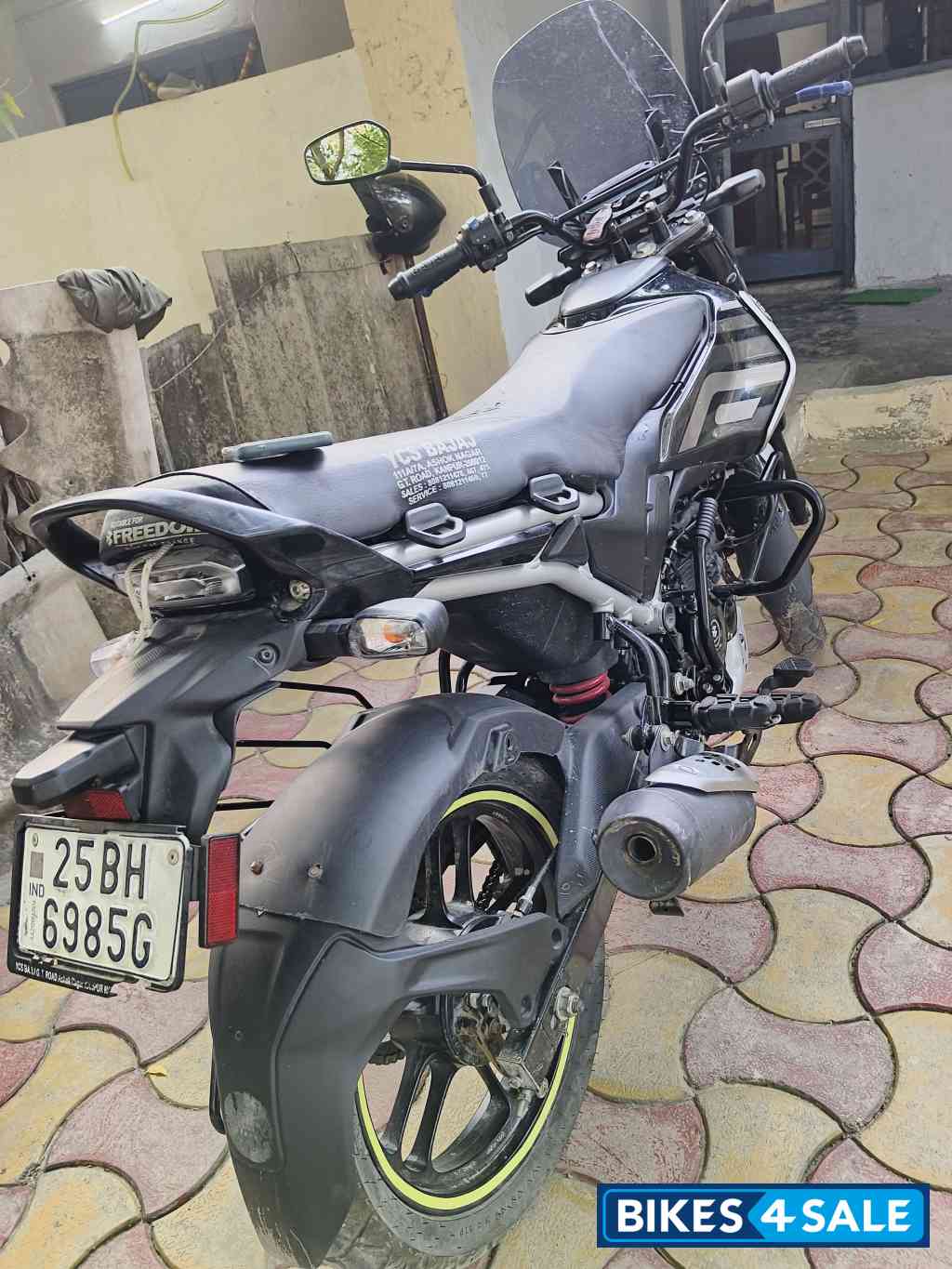 Ebony Black Gray Bajaj Freedom 125 NG04 Drum LED Ebony Black Gray Bajaj Freedom 125 NG04 Drum LED