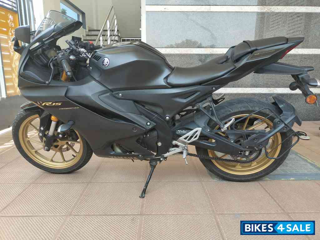 Dark Knight Yamaha R15 V4
