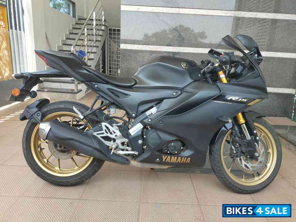 Dark Knight Yamaha R15 V4