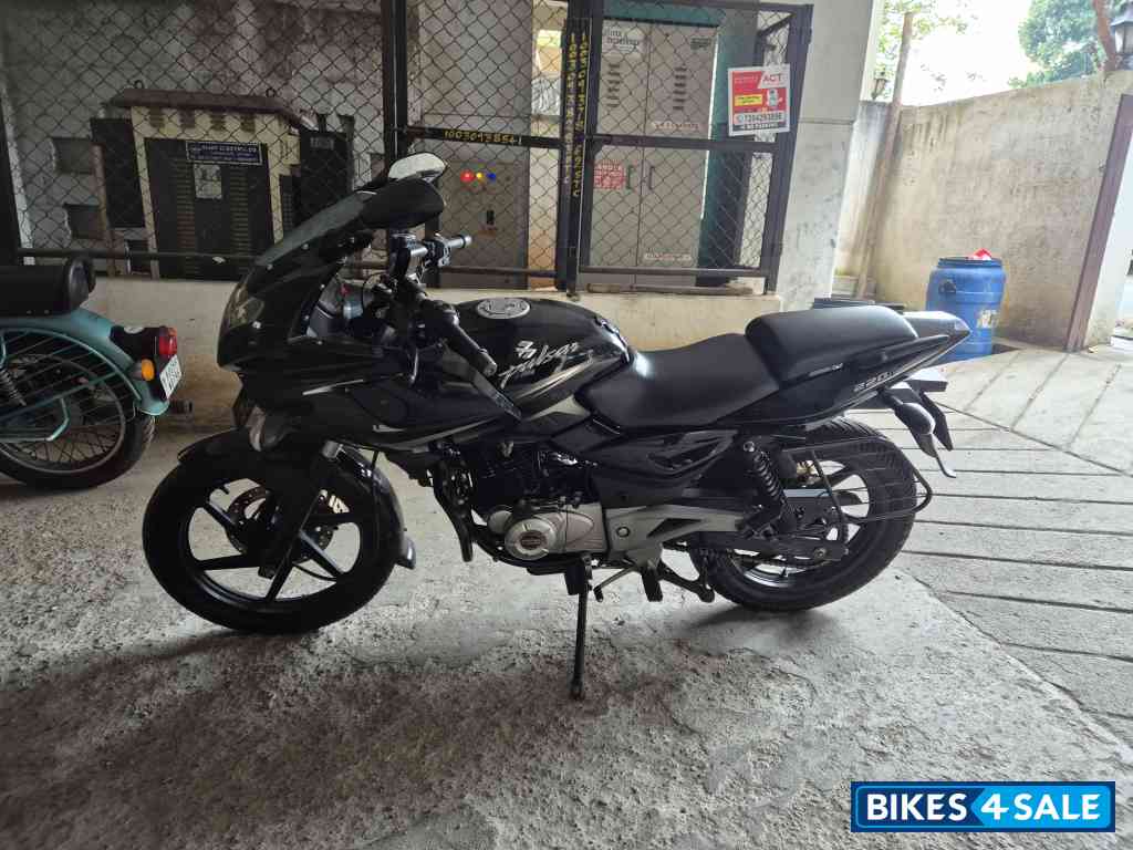 Bajaj Pulsar 220F