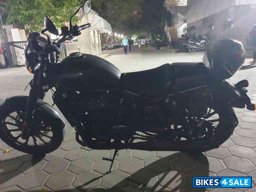 Smokey Grey Yezdi Roadster YEZDI ROADSTER BSVI Smokey Grey Yezdi Roadster YEZDI ROADSTER BSVI
