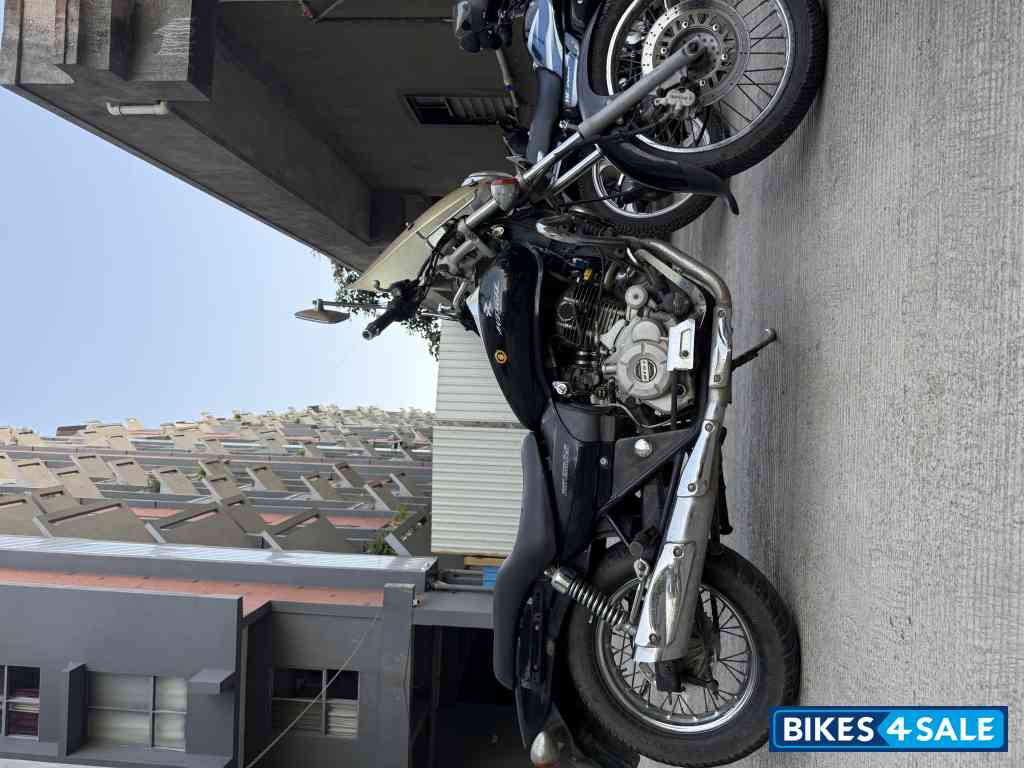 Black Bajaj Avenger Cruise 220