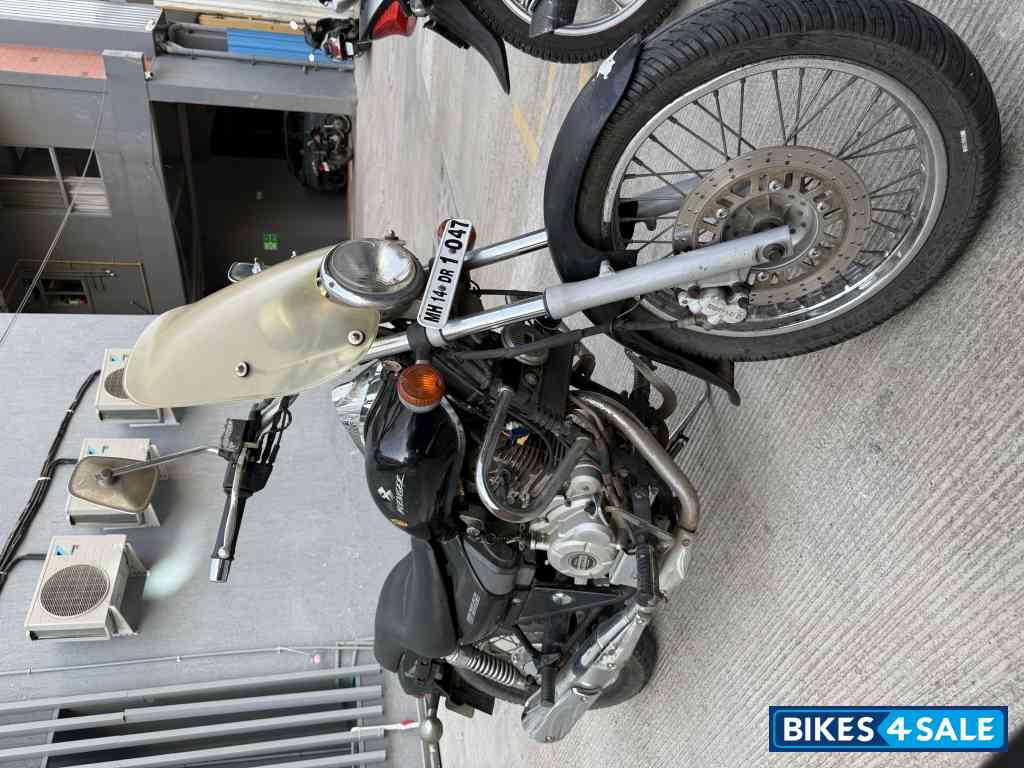 Black Bajaj Avenger Cruise 220