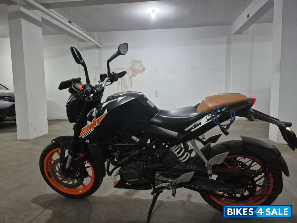 Black KTM Duke