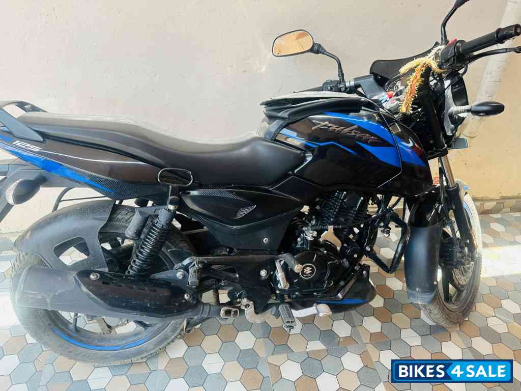 Sparkling Metallic Black And B Bajaj Pulsar 125