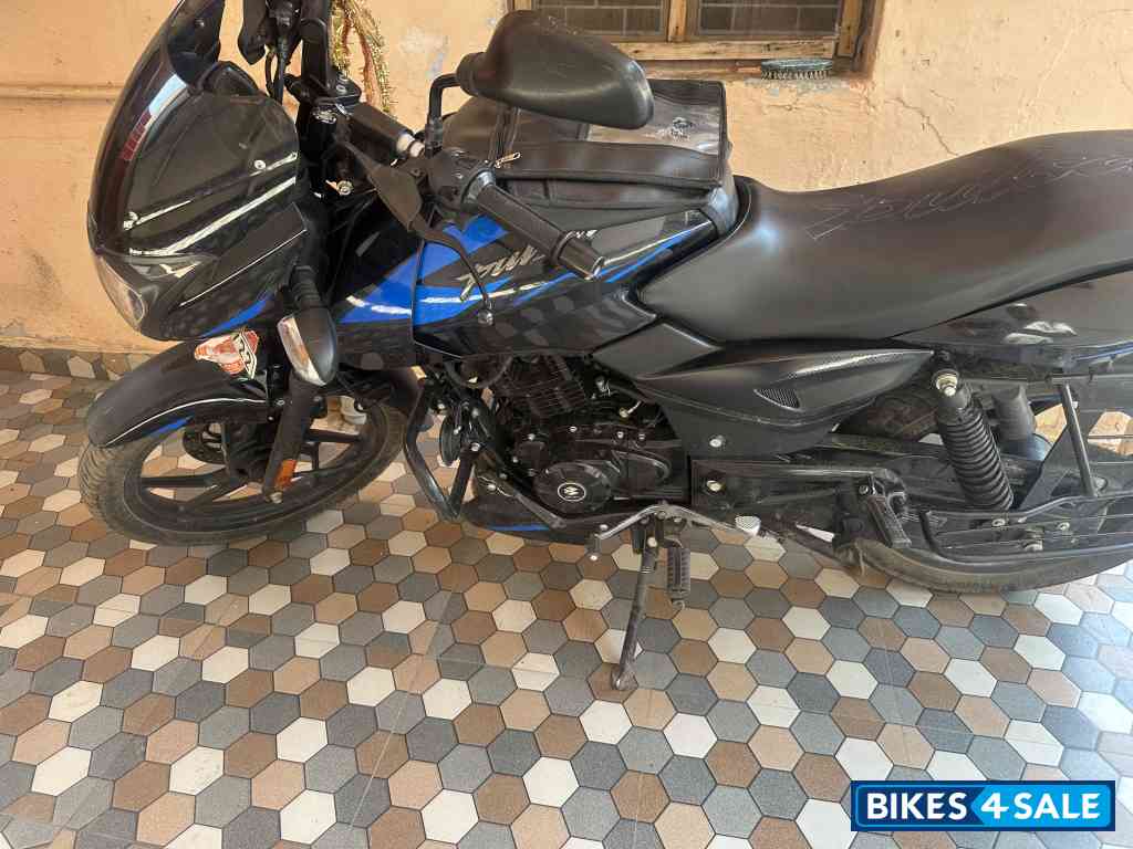 Sparkling Metallic Black And B Bajaj Pulsar 125