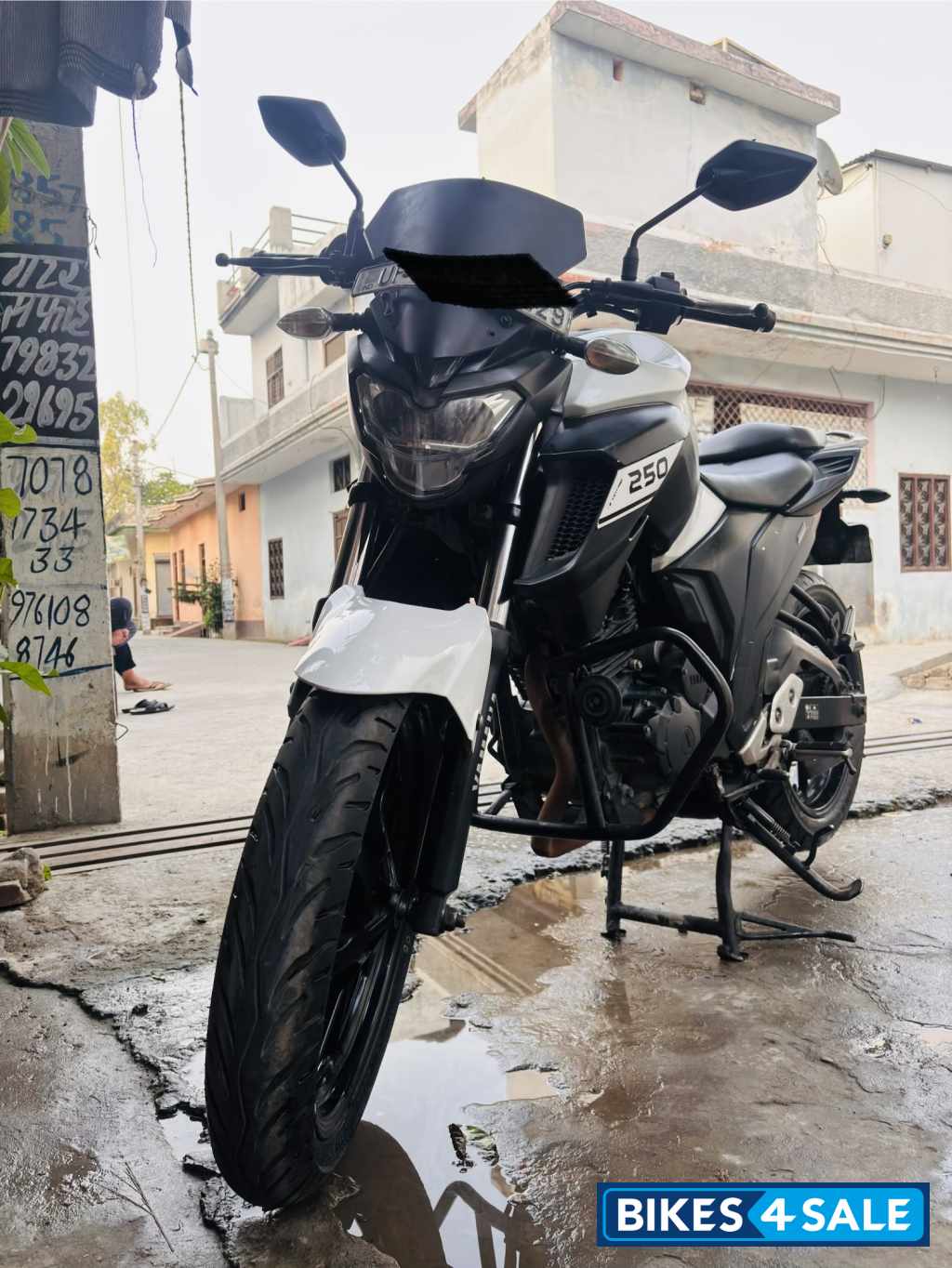 Black & White Yamaha FZ25