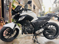 Black & White Yamaha FZ25