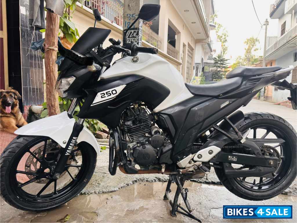 Black & White Yamaha FZ25
